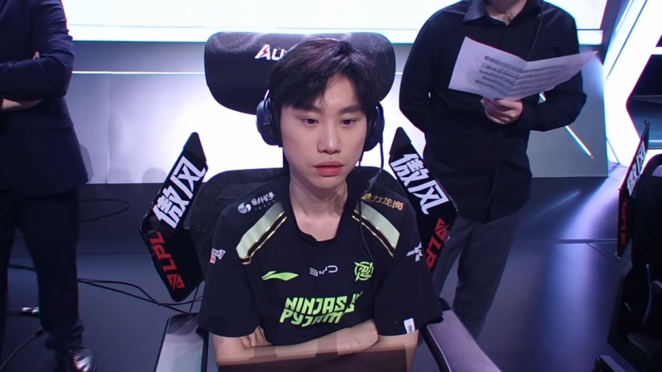 包含IG鏖战MAD，Doinb爆发神勇的词条