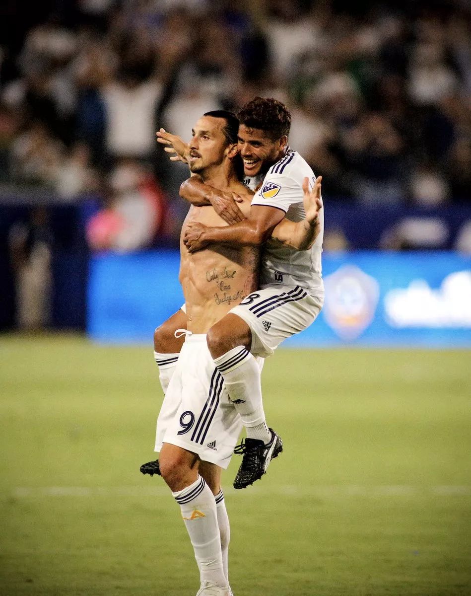 广西队主场大捷，抢先一步成功冲顶