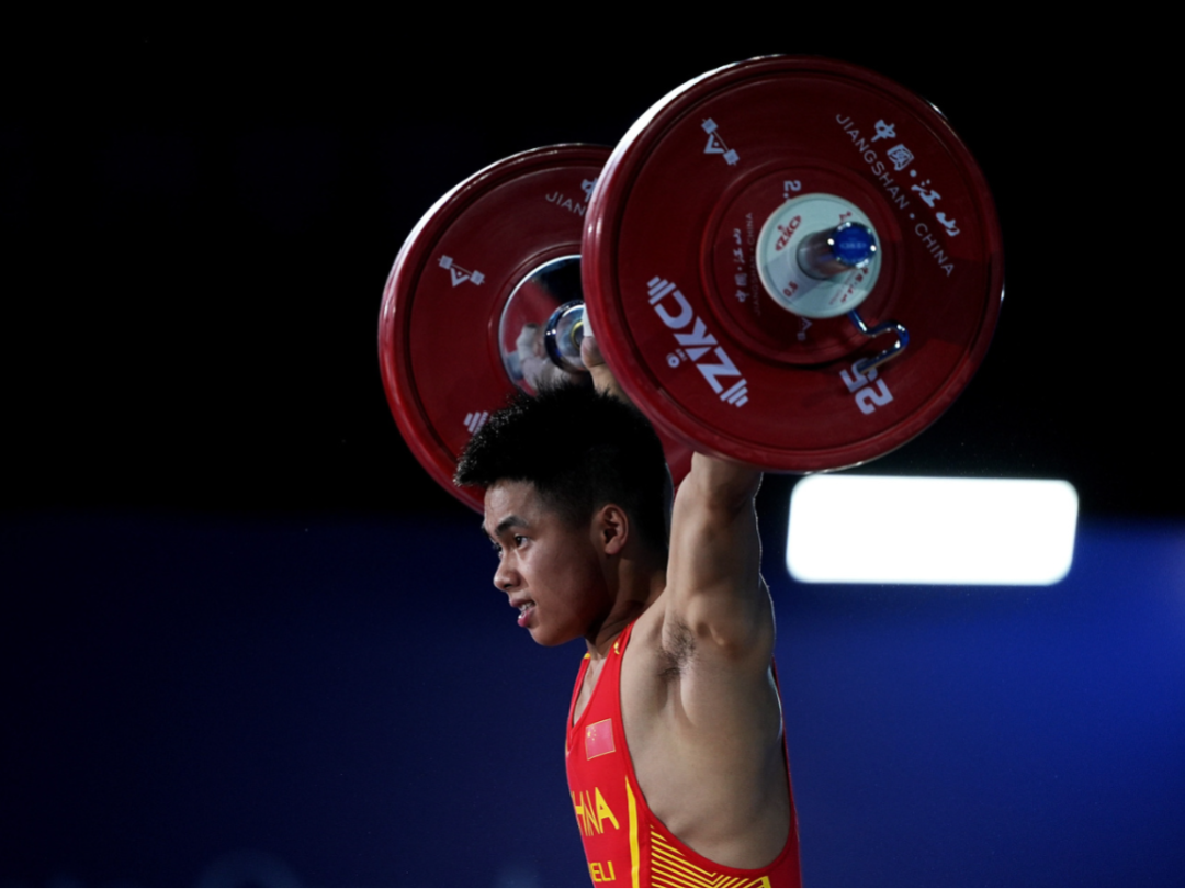 阿美尼亚举重选手锐不可挡，踏入巅峰
