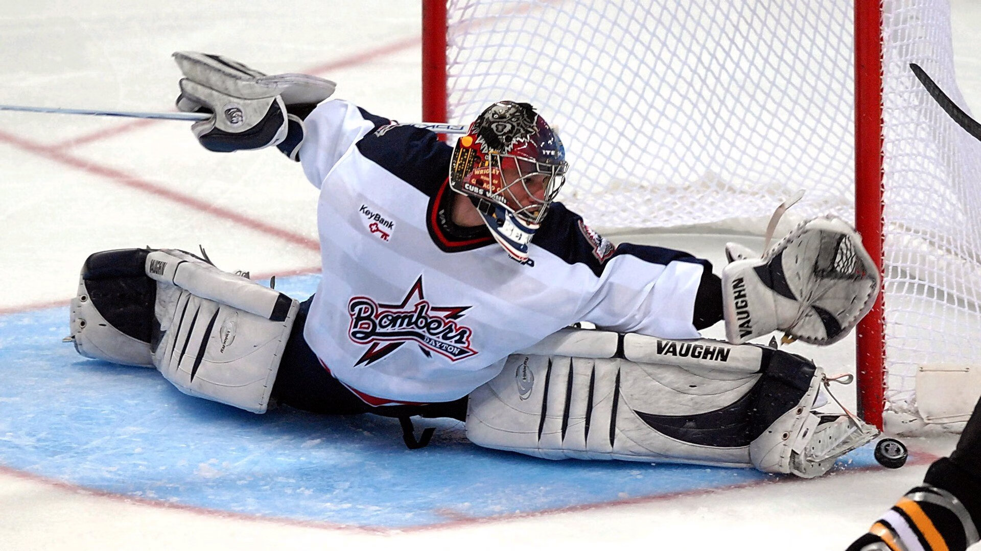 引擎轰鸣之夜，霍勒迪如何成为F1新赛季揭幕战的绝对焦点