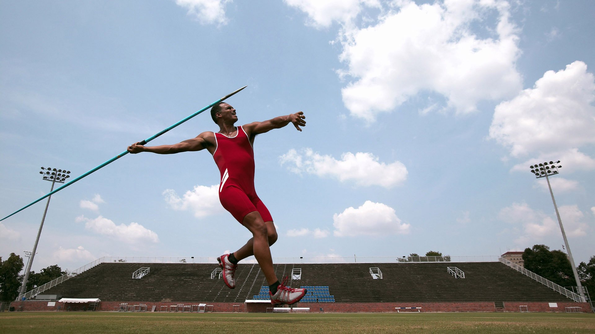孤勇者与奇迹夜，周冠宇扛旗，威廉姆斯史诗逆转法拉利